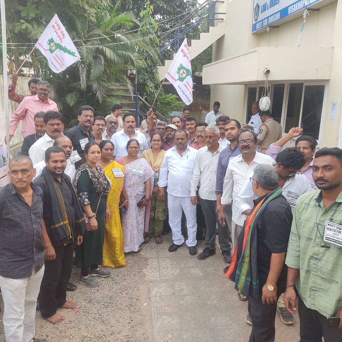 MJerripothula's tweet photo. పోలీసు చర్యలు సిగ్గు సిగ్గు 
గృహిణులపై మీ ప్రతాపమా?
అక్రమ అరెస్టులా?
విశాఖ ఉక్కు��ు కాపాడాల్సిన రాష్ట్ర ప్రభుత్వం మోడీకి సాగిల పడడం సిగ్గు సిగ్గు 
#savevizagsteelplant
#ModiStopVizagSteelPlantSale 
#GoBack_Modi 
@APCMO2345 @BJP4Andhra https://t.co/vJlMNXP7nF