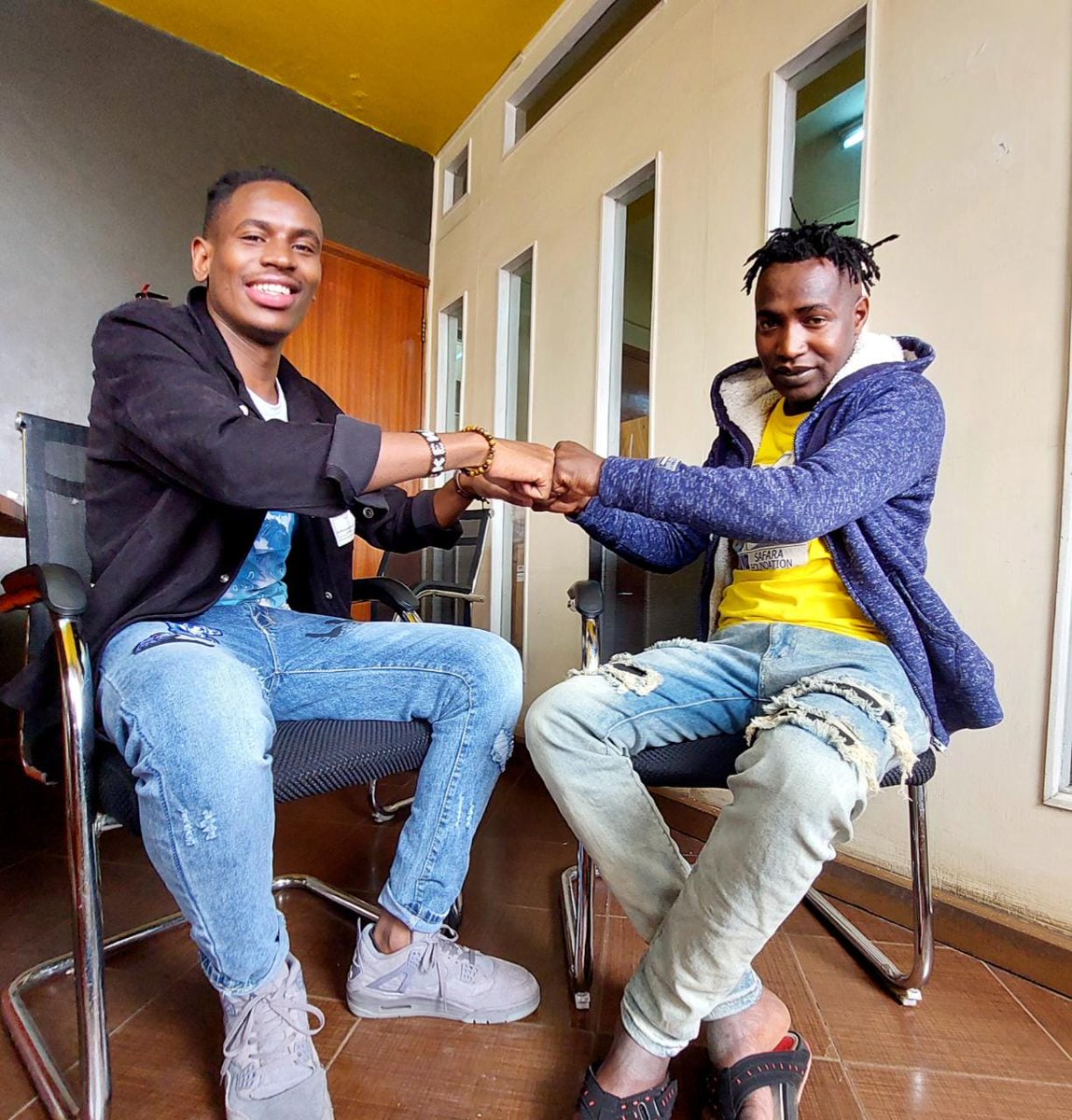 GhettoRadio895's tweet photo. Another Friday ya miondoko. Drop request na area-code yako tukembe Live on Air.

Show ni #Goteana | 3 - 8 pm
📞 0711443886 📩 20895
Hosts: @qevohdevokeh x @BonokoReal
Live: https://t.co/dvDryCtOkK https://t.co/3uvBdbcGKt