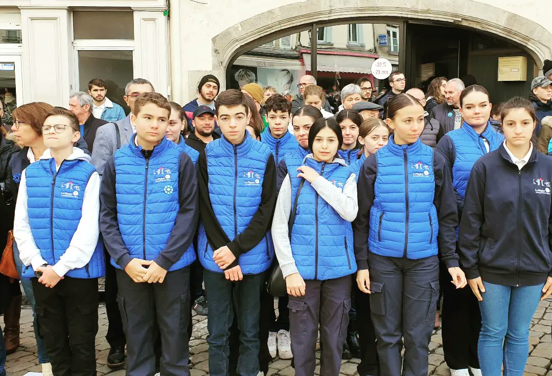 ESSJC43's tweet image. FÉLICITATIONS ET MERCI aux lycéens de nos classe et option Défense venus nombreux aux commémorations du 11 novembre à Espaly comme au Puy-en-Velay. 
Nous sommes fiers que ces jeunes prennent le flambeau de leurs aînés et rendent ainsi hommage aux morts pour la France.
