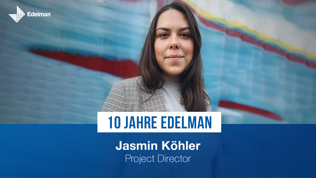 10. Jubiläum für Jasmin Köhler! 🥳 Als Trainee im #TeamEdelman gestartet, führte ihr Karriereweg sie heute zur Leitung &amp; Steuerung von integrierten Kampagnen als Project Director. Dazu ist sie als Team-Lead für die Brand Projektmanager:innen verantwortlich. Danke für die Treue!💙