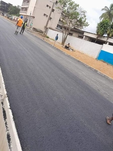 Monafrique8's tweet photo. Côte d’Ivoire Adoland : L'état d'avancement des travaux de bitumage de la route côté Mobil.
#Alassane_Ouattara #cotedivoire #developpement #CIV #Afrique #CIV225 #adoland https://t.co/aoWDjTp98n