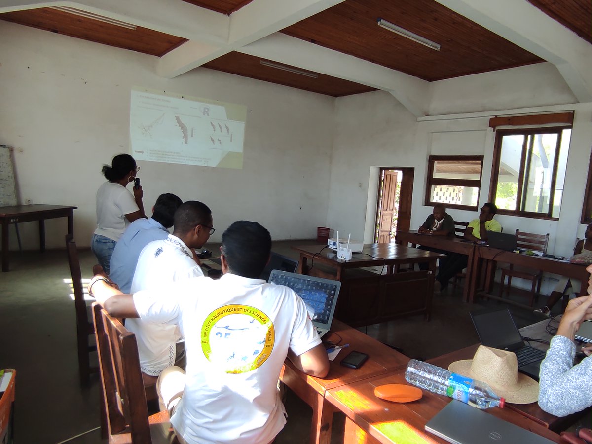 Marie_Etienne's tweet photo. Presentation by the students of the work done during the MANJANO workshop in Tulear. Well done! #LabExCorail @ird_fr #RStats @InstitutAgroRA
. https://t.co/BSFgchR1P5