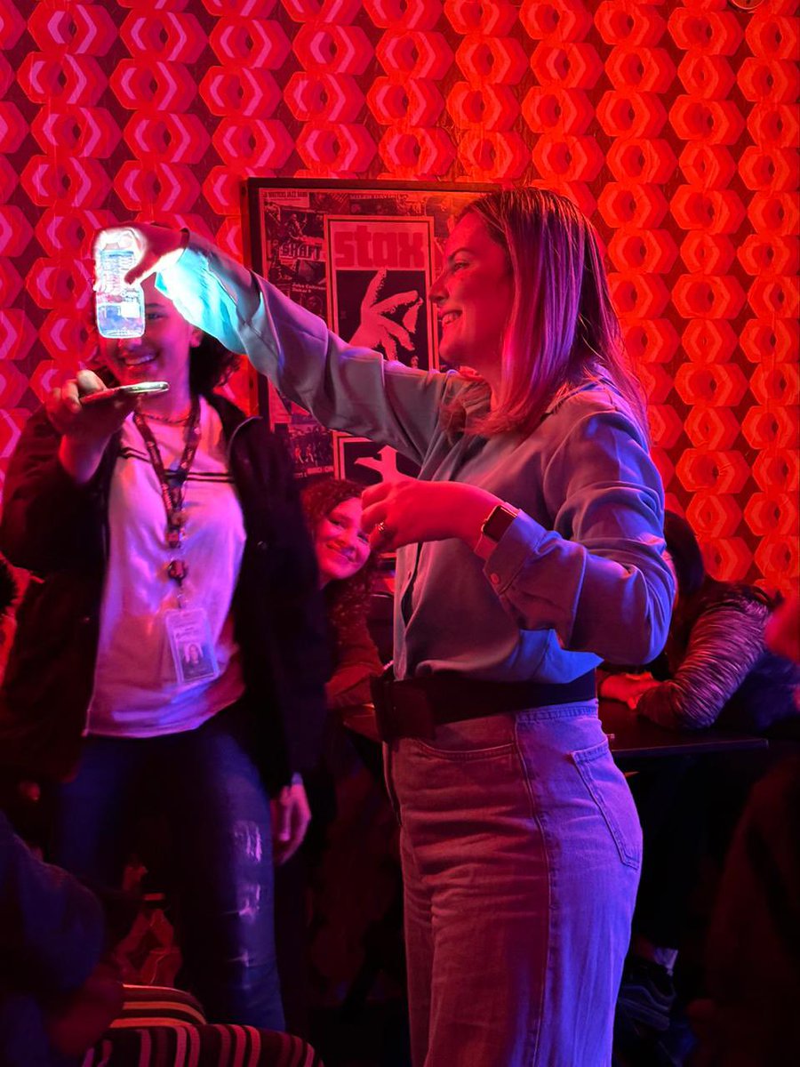 ROBERTASESSA's tweet photo. So happy to present the work we have done in our lab @pintofscienceBR Beautiful Blue Alginate hydrogels https://t.co/n4pgOAJ3CW