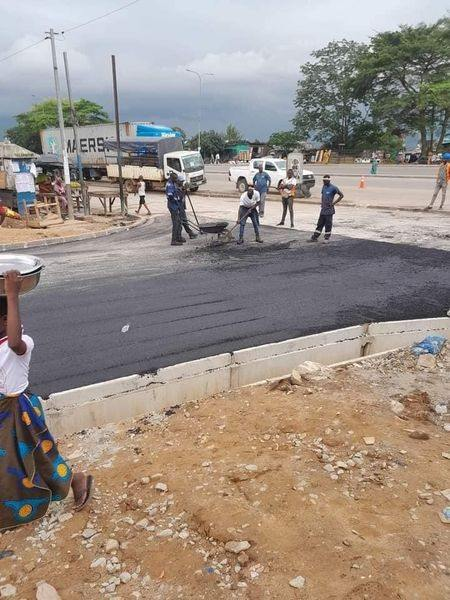 Monafrique8's tweet photo. Côte d’Ivoire Adoland : L'état d'avancement des travaux de bitumage de la route côté Mobil.
#Alassane_Ouattara #cotedivoire #developpement #CIV #Afrique #CIV225 #adoland https://t.co/aoWDjTp98n