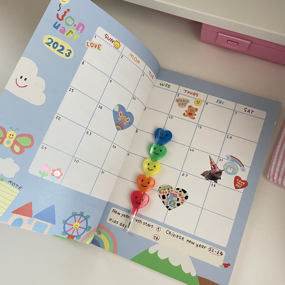 soqstuff's tweet image. แพลนเนอร์ใหม่เสร็จแล้วค่า 🥺💙 ใช้เวลาทำ 2 เดือนเต็มๆ กว่าจะเย็บเล่มออกมาเป็นเล่มๆ พิมพ์ทั้งเล่มแบบจุกๆ 🦖🦋💗🐬