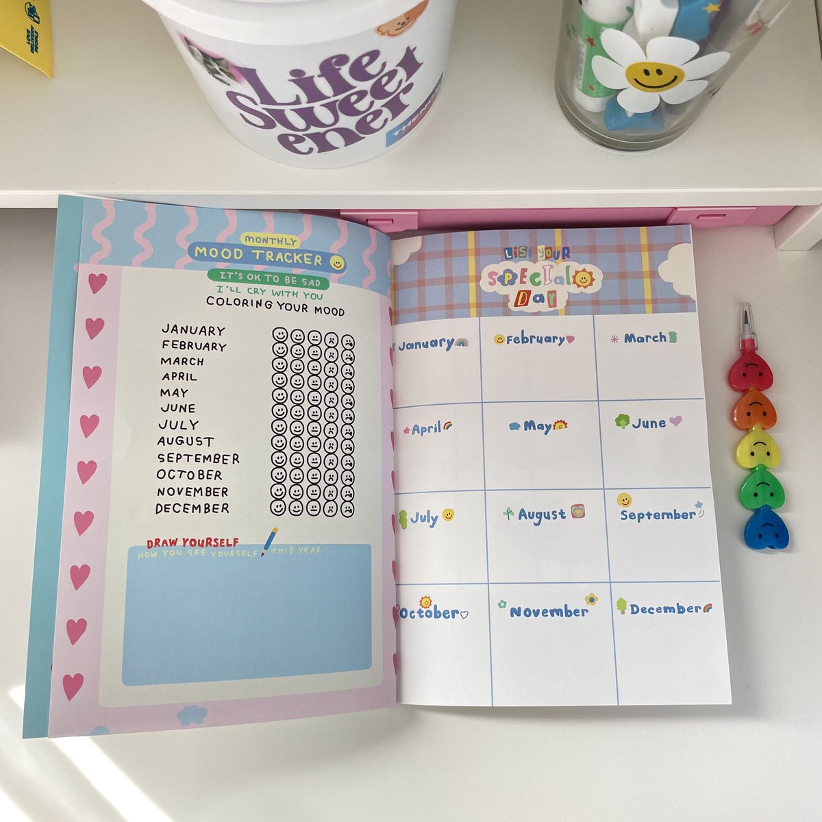 soqstuff's tweet image. แพลนเนอร์ใหม่เสร็จแล้วค่า 🥺💙 ใช้เวลาทำ 2 เดือนเต็มๆ กว่าจะเย็บเล่มออกมาเป็นเล่มๆ พิมพ์ทั้งเล่มแบบจุกๆ 🦖🦋💗🐬