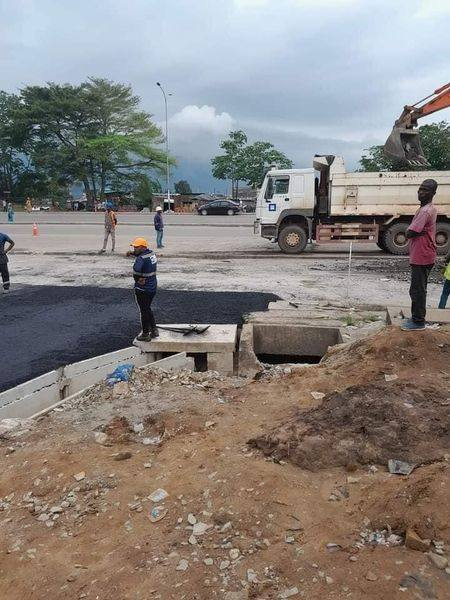 Monafrique8's tweet photo. Côte d’Ivoire Adoland : L'état d'avancement des travaux de bitumage de la route côté Mobil.
#Alassane_Ouattara #cotedivoire #developpement #CIV #Afrique #CIV225 #adoland https://t.co/aoWDjTp98n