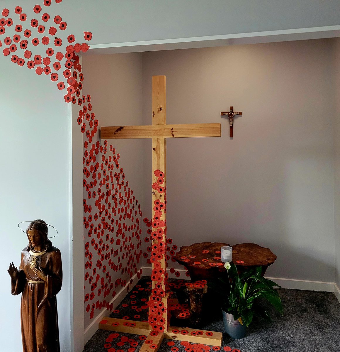 holycrosschorl's tweet photo. They shall grow not old, as we that are left grow old,
Age shall not weary them, nor the years condemn.

At the going down of the sun, and in the morning,
We will remember them.

#ArmisticeDay https://t.co/qAzhAMHuo3