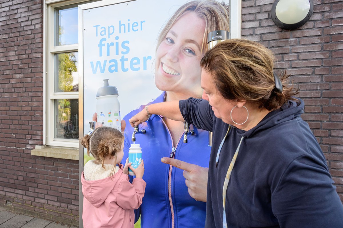 Oasendrinkwater's tweet photo. We kijken ernaar uit: zondag is de Halve Marathon van Gouda! 🏃‍♂️ Onderweg delen we water uit aan de lopers voor een boost naar de finish. Bij de eindstreep staat deze nieuwe waterwand klaar met fris kraanwater💧. Veel succes aan alle lopers! https://t.co/3UINtU80Ap