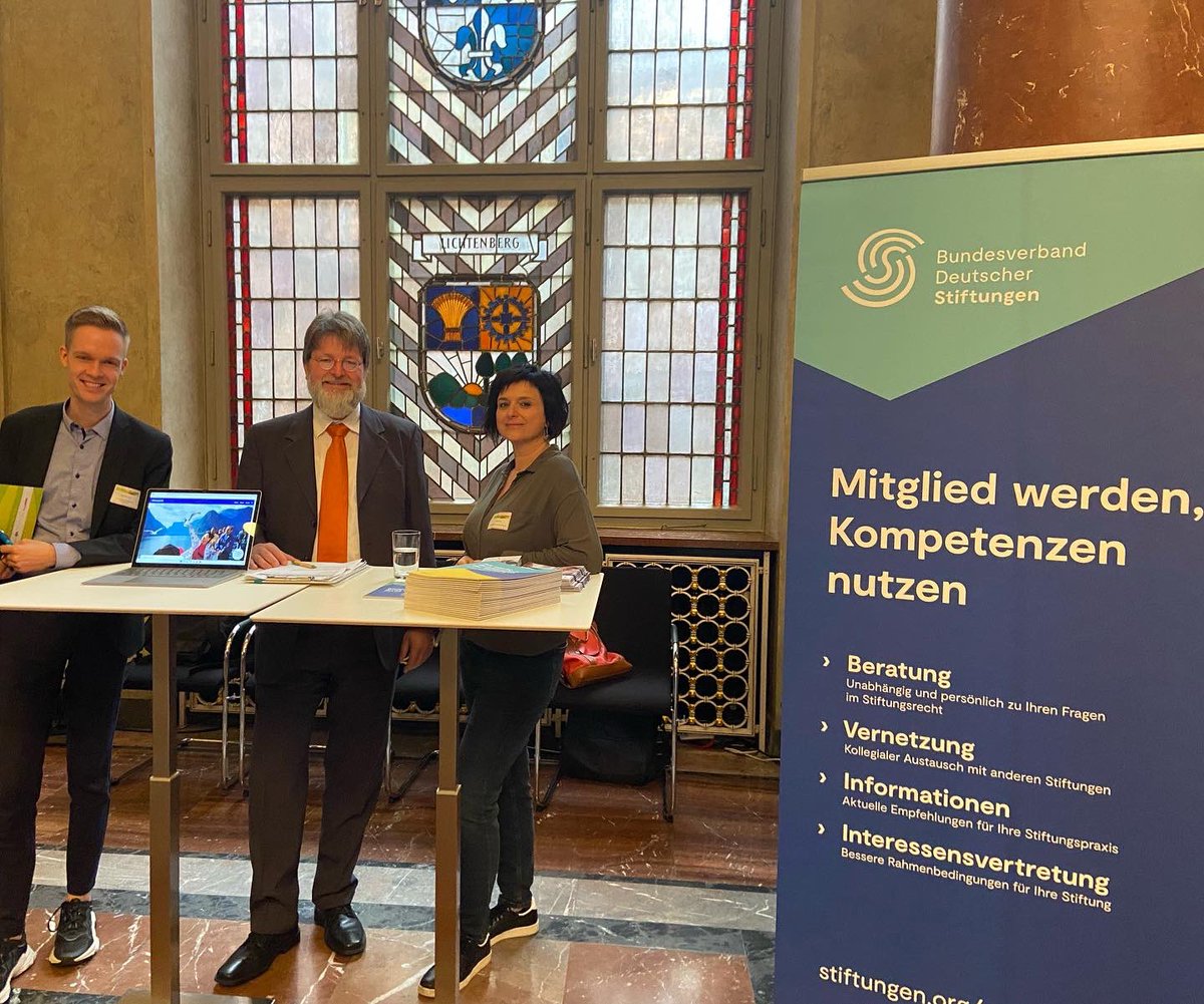 "Wer Engagement will, muss Sinn geben", sagt Berlins Bürgermeisterin <a href="/FranziskaGiffey/">Franziska Giffey</a> bei der Eröffnung des 13. Berliner <a href="/Stiftungstag030/">StiftungstageBerlin</a>. Wir sind vor Ort und freuen uns auf einen regen Austausch 🙏 <a href="/RegBerlin/">Senatskanzlei Berlin</a> <a href="/stifterverband/">Stifterverband</a> <a href="/weberbank/">Weberbank</a> <a href="/beawildchild/">Bea Wild</a> #wasmachenstiftungen