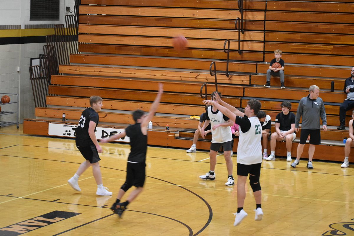 mommavarhola's tweet photo. First High School scrimmage in the books 🏀💚 https://t.co/oxtoCpnExA