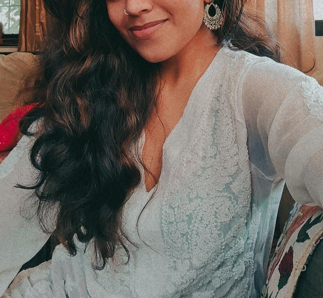 Wearing a long ass white kurta to college was not a good idea🤝🏽