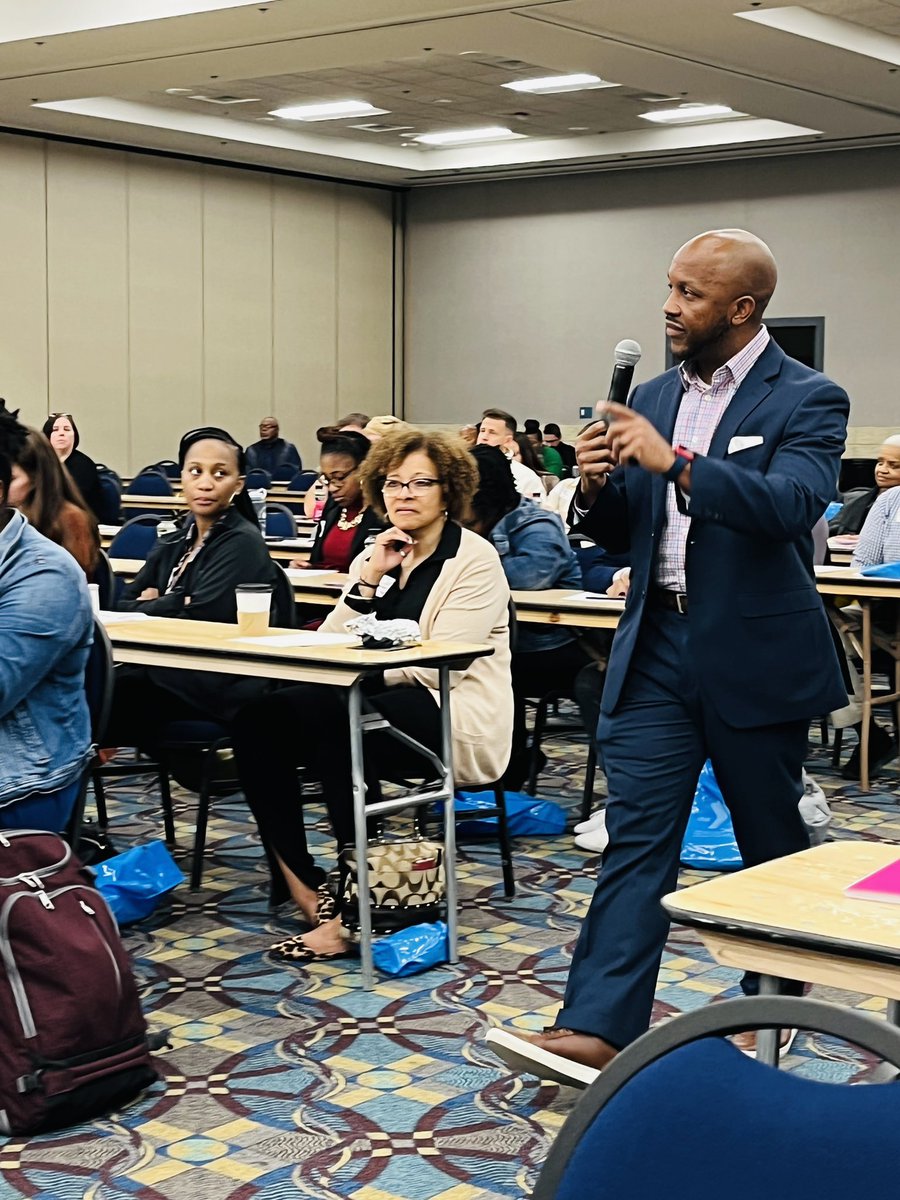 AnthonyDSparks's tweet photo. When I say, “A FULL CIRCLE MOMENT”, it’s not an understatement!
Yesterday, I was privileged to be the keynote speaker for the YMCA’s Regional Emerging Multicultural Leadership Experience (#REMLE)…one of the conferences I used to attend when I was a Y employee! https://t.co/acK8w2AntY