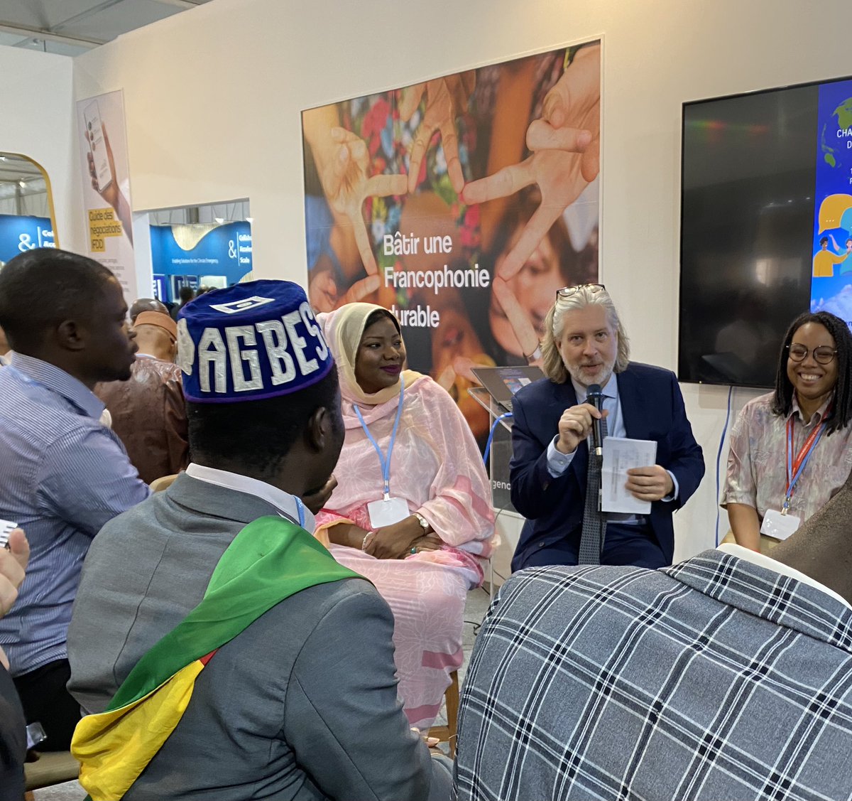 IFDD_OIF's tweet photo. Dialogue entre la #jeunesse et l’Administrateur de l’OIF @GeoffroiM « Les administrations publiques doivent bousculer la machine et aller au devant des jeunes. » Pavillon de la Francophonie #COP27 https://t.co/qouffdfOjY