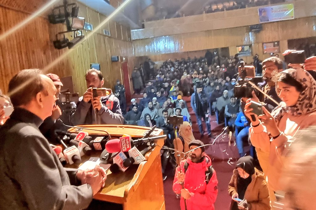 ghulamnazad's tweet photo. Attended a function in Srinagar today, in which J&amp;K democratic peace moment merged with DAP.

We welcome all the social activists into the party fold. 
Together we will work towards creating a J&amp;K, where equality, justice and progress reigns supreme.

@DAP_office https://t.co/wytS1pJICn