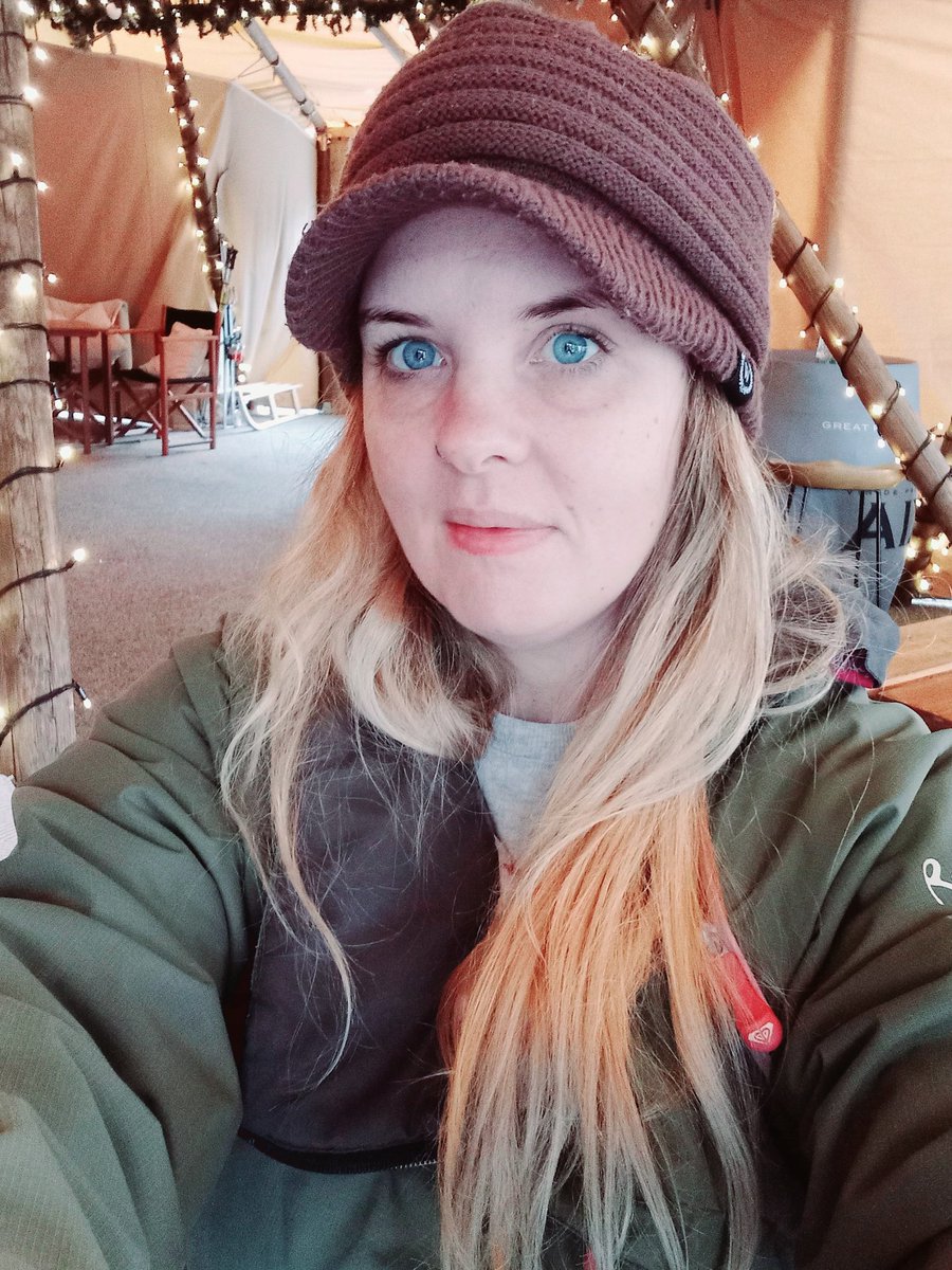 thegossipstudio's tweet photo. Taking my new ski jacket on a little outing to @bankhousebar ... its wonderful in the #apresbar
@Roxy #Hathersage #skiing https://t.co/8iMldMrppI