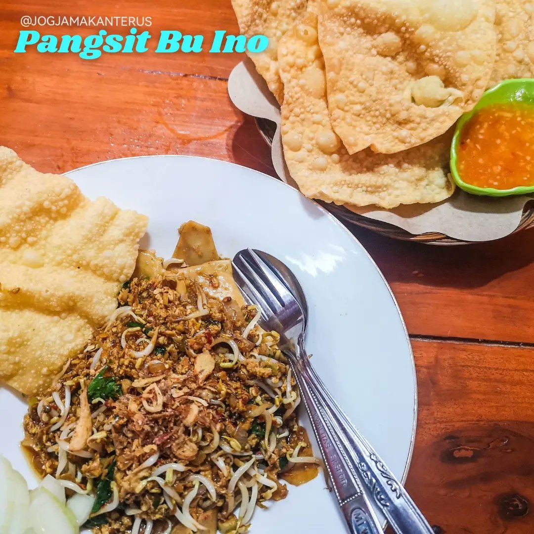 jogjamakanterus's tweet photo. Pangsit Bu Ino, Mantrigawen Lor. Yaaa.. kalau pengen nyicipin semua yang berbau pangsit, ya di sini. Pangsit gorengnya model sing lembut ngono lho. Tumis pangsit itu mantap sih, walau emang banyak togenya. https://t.co/JP5H4jgkTL