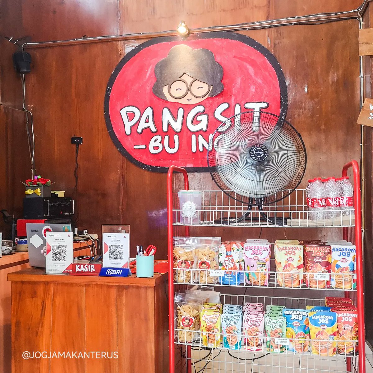 jogjamakanterus's tweet photo. Pangsit Bu Ino, Mantrigawen Lor. Yaaa.. kalau pengen nyicipin semua yang berbau pangsit, ya di sini. Pangsit gorengnya model sing lembut ngono lho. Tumis pangsit itu mantap sih, walau emang banyak togenya. https://t.co/JP5H4jgkTL