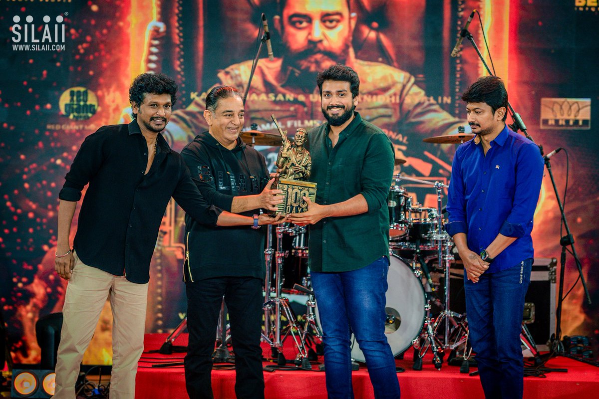SILAIISculpture's tweet photo. The cast and crew of the Magnum Opus Vikram Movie received the masterfully crafted sculpture of Agent Vikram, done to perfection by SILAII from Ulaganayagan Kamal Haasan with much delight and pride.

#Silaii #100DaysOfVikram #VikramSilaii #Vikram100 https://t.co/p8XfO3PhR8