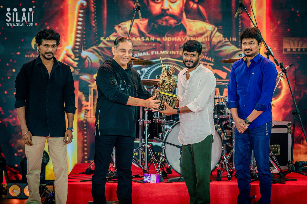 SILAIISculpture's tweet photo. The cast and crew of the Magnum Opus Vikram Movie received the masterfully crafted sculpture of Agent Vikram, done to perfection by SILAII from Ulaganayagan Kamal Haasan with much delight and pride.

#Silaii #100DaysOfVikram #VikramSilaii #Vikram100 https://t.co/p8XfO3PhR8