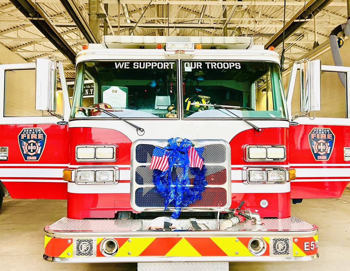DentonCountyESD's tweet photo. πΊπΈ DCESD1 thanks all veterans. We are proud to have many veterans not only within our community, but within our department as well. Building Homes For Heroes invited communities to decorate their front doors with a πππ¨π πͺπ₯πππ§π to show thanks.
#BlueWreathProject https://t.co/D9XNaY8y5o