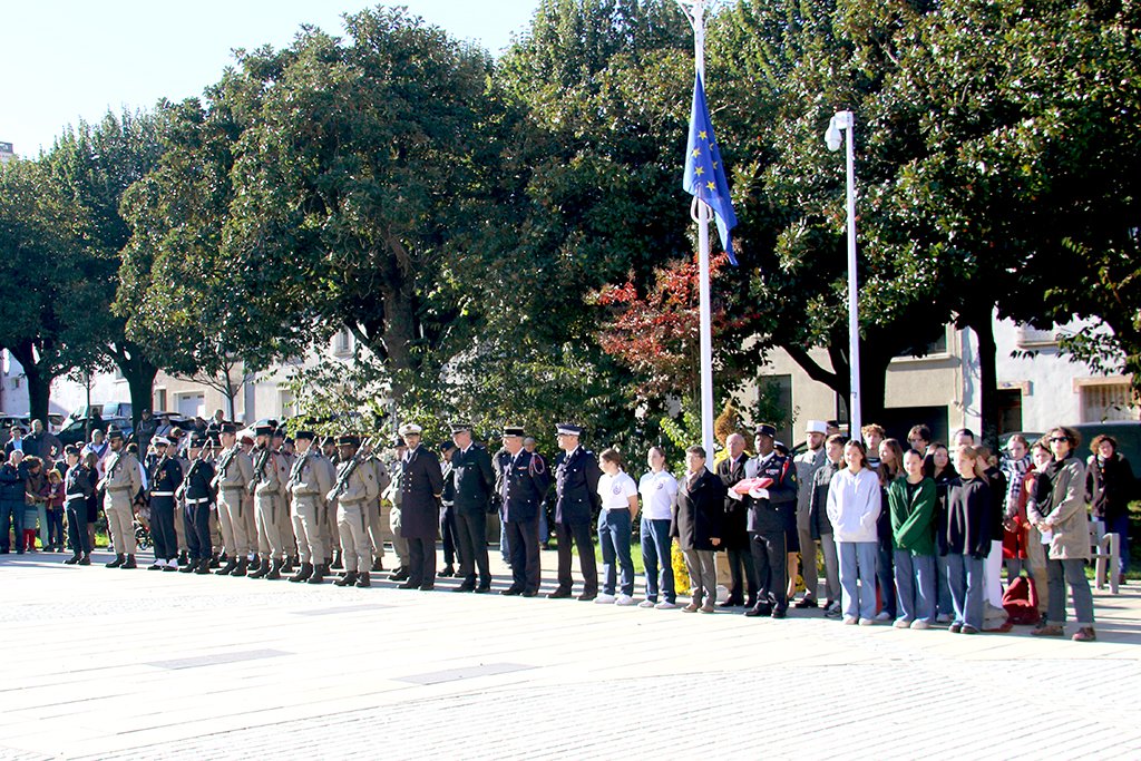 PrefetVendee's tweet photo. Journée nationale de commémoration de la Victoire et de la Paix Hommage à tous les « Morts pour la France » | Cérémonie présidée à @larochesuryonfr par Gérard Gavory @PrefetVendee en présence des autorités civiles et militaires avec un détachement du #CMFP de Fontenay-le-Comte https://t.co/R4gpAZLTRl