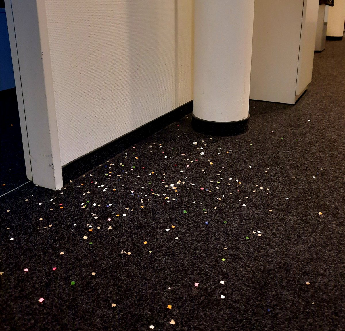 Wenn den Mainzer Kollegen am 11.11. das Heimweh plagt, regnet es im Hamburg Büro Konfetti.
Wir wünschen allen Karnevalisten #Helau und #Alaaf und holen mal den Staubsauger... 😉