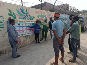 SwachhBharatGov's tweet image. Municipal Corporation of #Delhi organised training programmes for #sanitation workers in the East Trilokpuri area. They were educated on the importance of using #PPEKits and other important lessons while performing #cleanliness activities.
