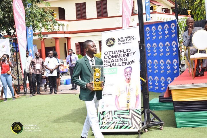 Otumfuofdn's tweet photo. George Dame, 2021 champion of OCRC presents this year’s trophy.
#UnitedNations #CSR #ECOM #facebook
#otumfuo #OCRC #AsaaseRadio #ManhyiaPalace #Asantehene #SDG #SDG4QualityEducation #USAID #UNESCO #Opemsuo #GES #education #literacy #readwide #maakro #tafo #kotei #adum https://t.co/BJwhPa8A3a