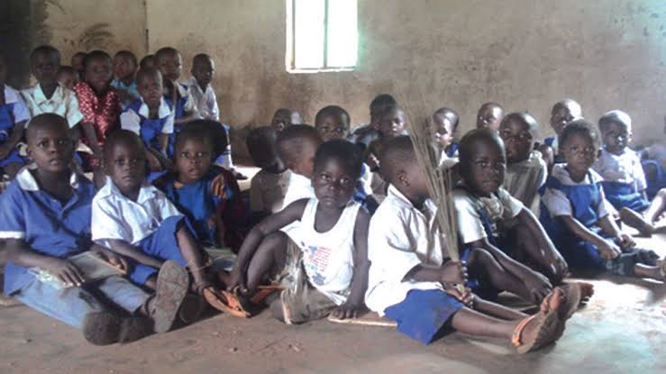 IjeOsamor's tweet image. Imagine A Classroom Somewhere in Nigeria😢😢

Killed the Education Sector, becos They don't want you to be well Educated, so you don't challenge or question them.

They are Back again, speaking and Promising you Lies to Get Votes.

Be wise!
Your vote is not fir Sale.