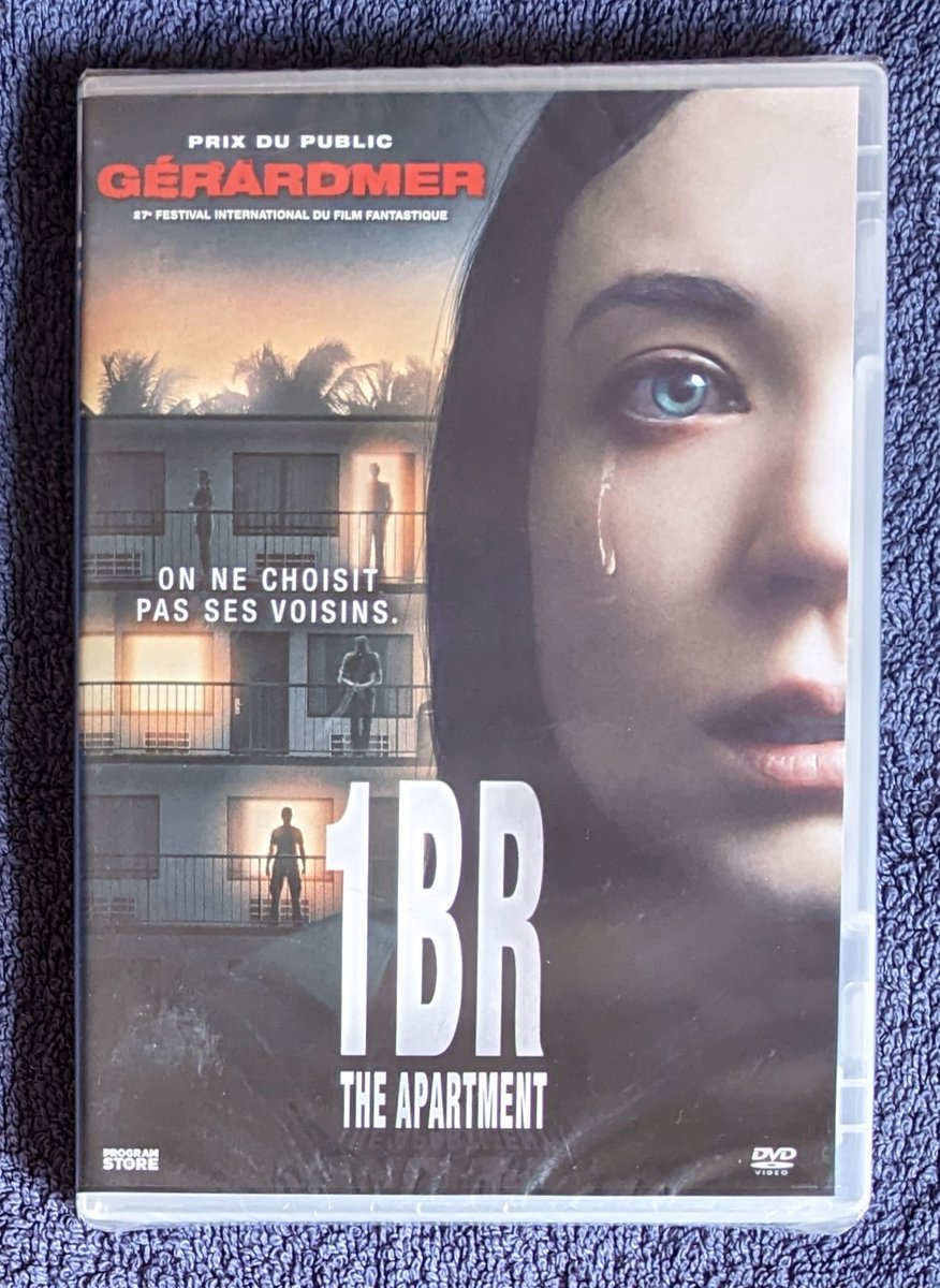 VodkaWick's tweet photo. 1BR : The Apartment - DVD
2 titres achetés = le 3ème offert
Celui-ci donc, le moins cher.
Bien vivre ensemble, c’est respecter son voisinage.
#1BRTheApartment #1BR #DavidMarmor #NicoleBrydonBloom #GilesMatthey #TaylorNichols #AlanBlumenfeld #NaomiGrossman #CelesteSully https://t.co/M3ytlFC43j