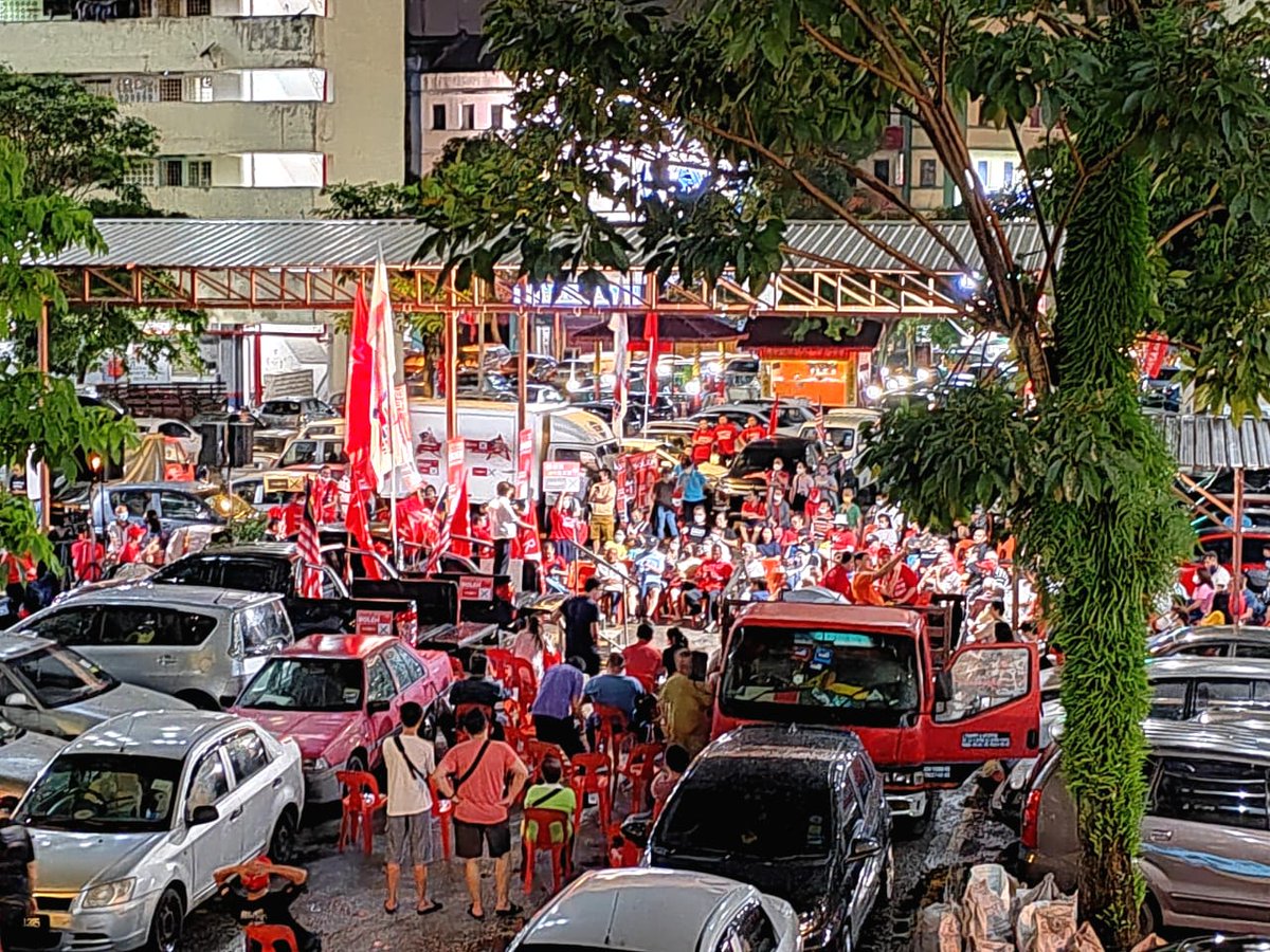 limlipeng's tweet photo. Sekitar ceramah semalam di Suria Magna, Kepong.
Hujan hujan pun masih ada yg hadir memberikan sokongan!
Apa-apa pun terima kasih banyak-banyak saya ucapkan.
#4Kepong
#ForKepong
#p114 https://t.co/6UzrPFfWnc