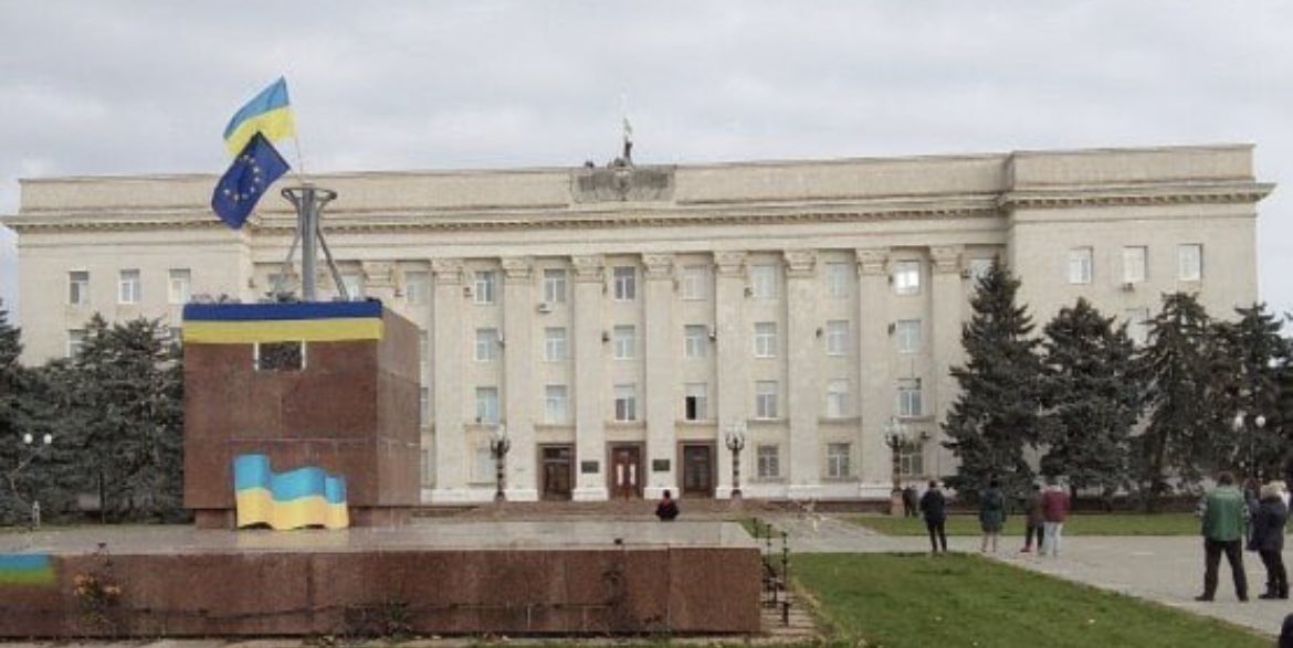 ukraine_world's tweet photo. More good news from liberated #Kherson.
Both flags 🇺🇦&amp;🇪🇺 as symbols that #UkraineWillWin.
#StandWithUkraine https://t.co/dN76A7aJZX