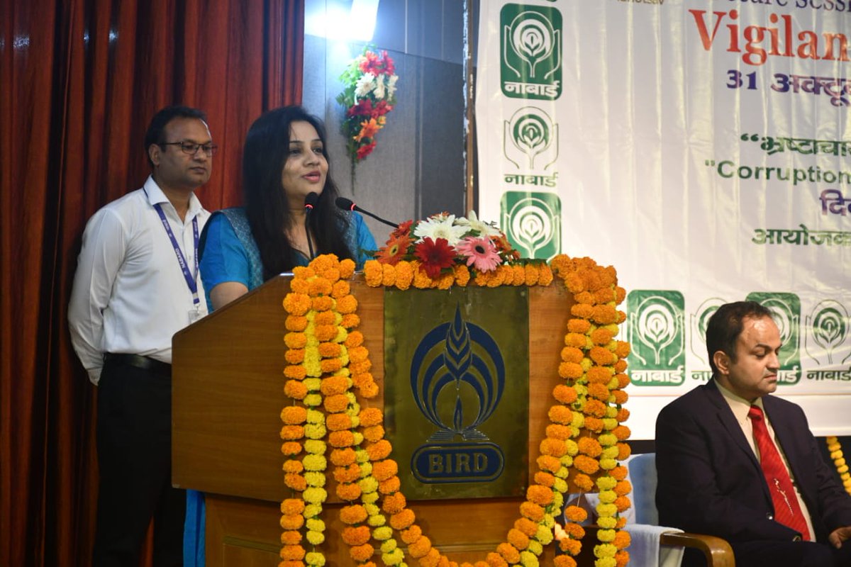 D_Roopa_IPS's tweet photo. Commemorating the birth anniversary of the man of integrity who integrated the nation, Sardar Patel, vigilance awareness week was observed at NABARD staff College, Lucknow. It was a pleasure to deliver key note address at this prestigious institution. #SelfRelianceWithIntegrity https://t.co/2YUwwOtr6L