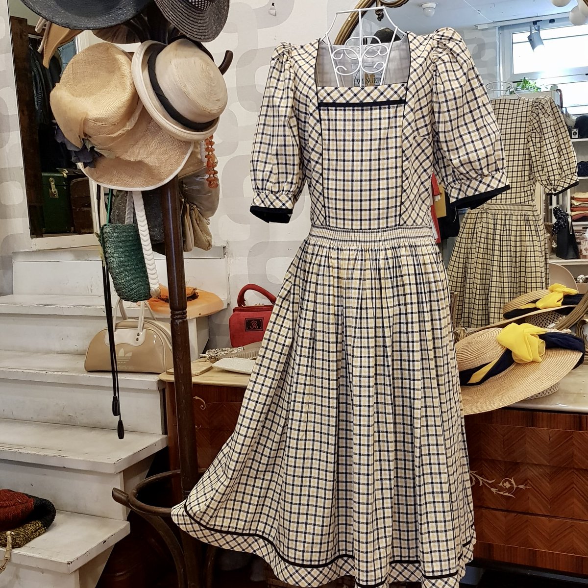 Il nuovo fenomeno del “Second Hand”, passione per l’usato, compravendita e recupero
Articolo di Benedetta Spazzoli - clicca qui per saperne di più : 
tinyurl.com/ynu8hnj4