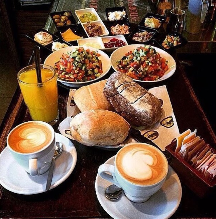 IsraelinItaly's tweet photo. Cappuccino ☕️ con insalata 🍅🥒🧅 e hummus!
Una ricca #colazione italo 🇮🇹 - israeliana 🇮🇱 

Buona #domenica a tutti!

Photo credits: Natasha Gur

#colazionedelladomenica #sundaybreakfast #breakfast #israelibreakfast https://t.co/OhFSJYcTFK