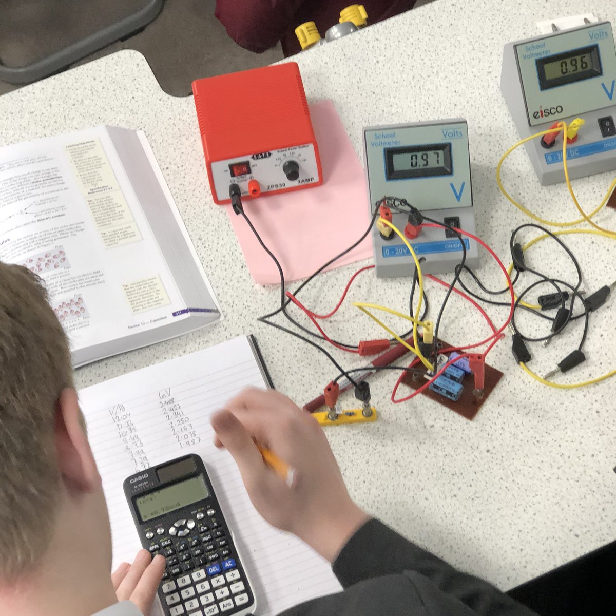 TGAS_Science's tweet image. Year 13 Physics students investigating capacitors. ⚡️