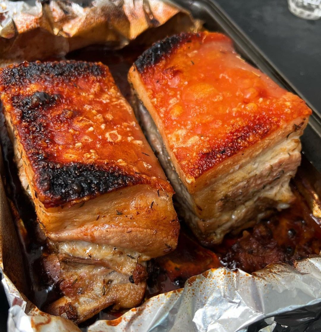 JoseCarlosTecno's tweet image. Decidí fusionar artísticamente mi amor por las costillas enchicharronadas y las milhojas para crear esta obra de arte, homenaje a ambos platillos #GurúDeLaAlimentación #ArtAndFood #NFT #ArtistaIncomprendido