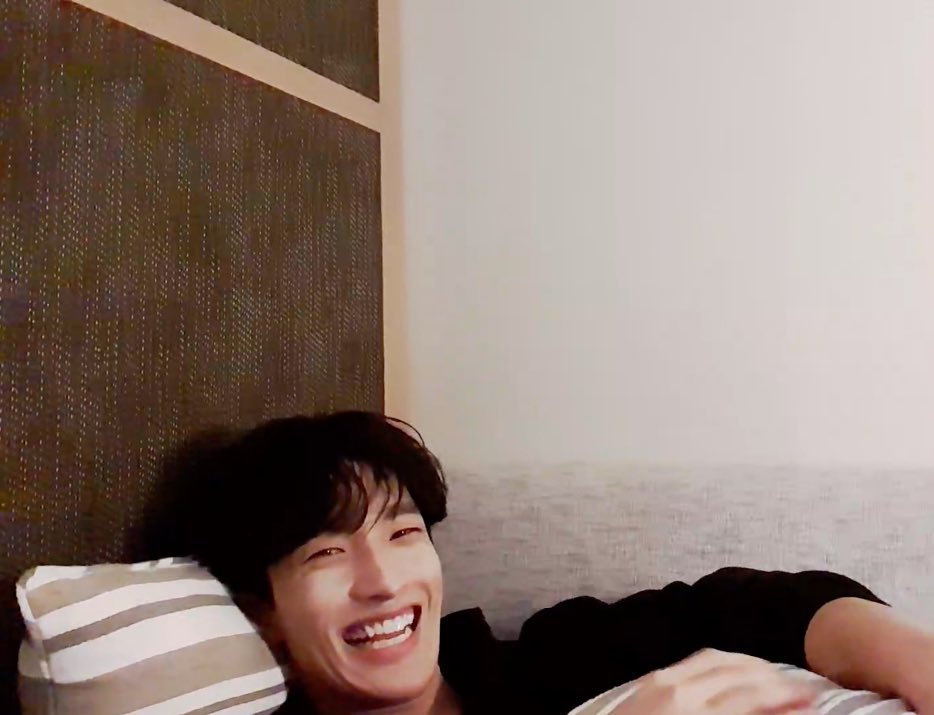 남친 이도겸 영통…
처음에 이무드였다가
갈수록 뒤에 두장 무드 될것같아서 오히려좋음
영통만 4시간째 둘다 하품하고 난리
그래도 좋다고 웃는다