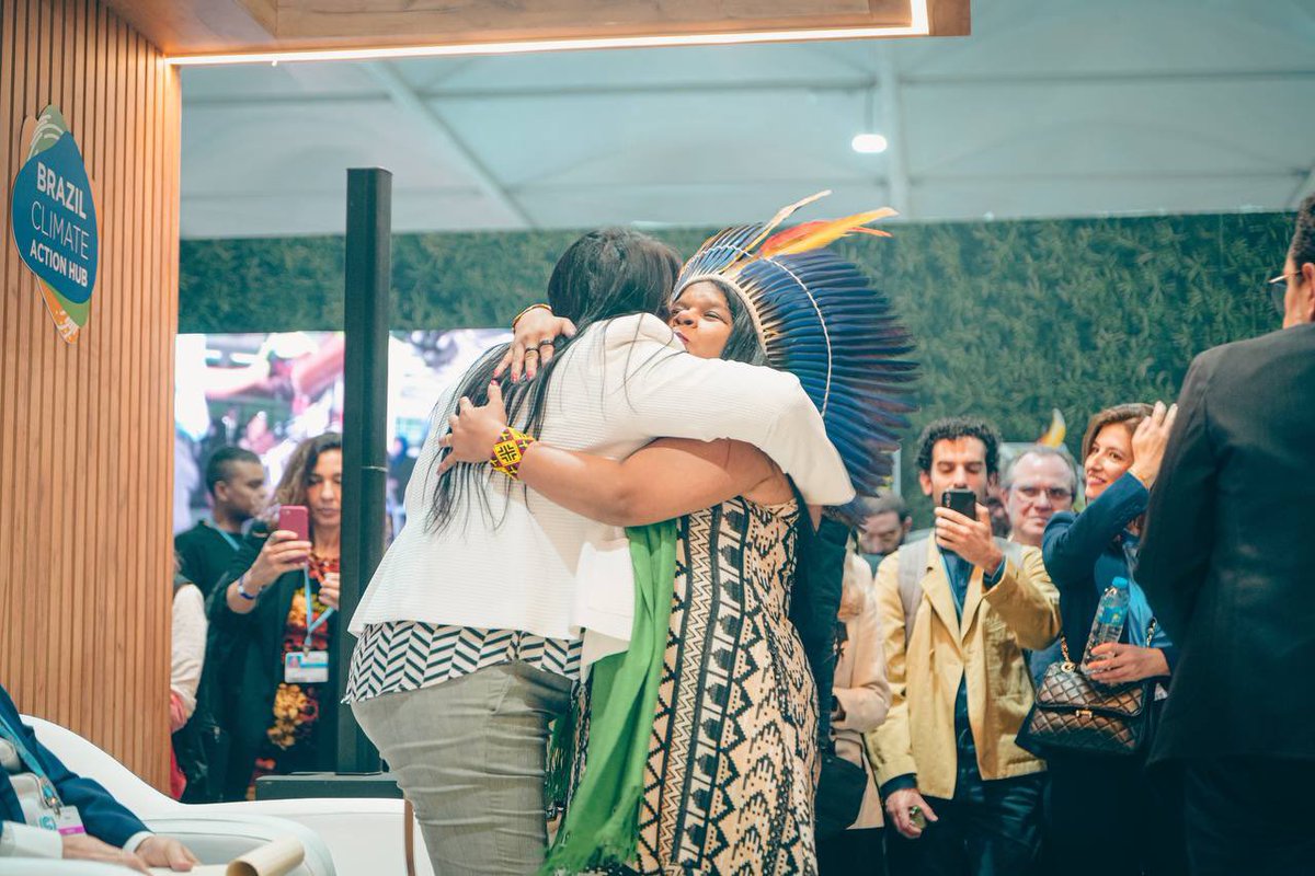 Sonia Guajajara (<a href="/guajajarasonia/">Sonia Guajajara</a>), ex coordenadora da APIB e Deputada Federal eleita, participa da mesa “A Justiça Climática e os Tribunais: A Proteção dos Direitos Humanos no Contexto da Crise Climática” com Ministro Barroso na COP 27.