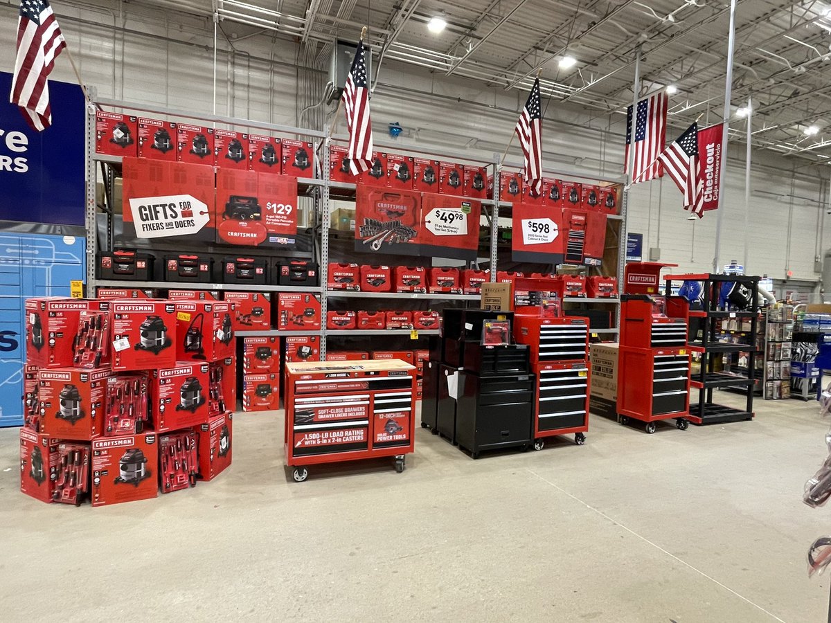 #439TheBattlefield standing tall for all of your holiday tool needs! Looks amazing guys! @Stephan52090228 @_nicolemarie_6 @eric_marler @MYoungsonLowes