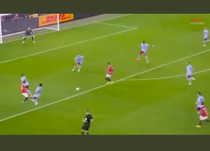 @Highlights360 Reasons why Rashford is not a no9, a good No.9 would score in 1st or 2nd touch from here, all he had to was try for the far post with one touch or beat the first defender and then shoot.