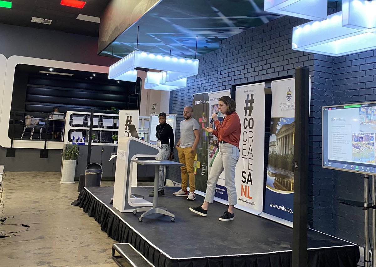 Geekulcha's tweet image. The 3 trashketeers are presenting their solution Jo’trash🚯♻️

They deserve a high five ✋for the creativity 🙌💯

#DigitalTwin
#hackMYCITY