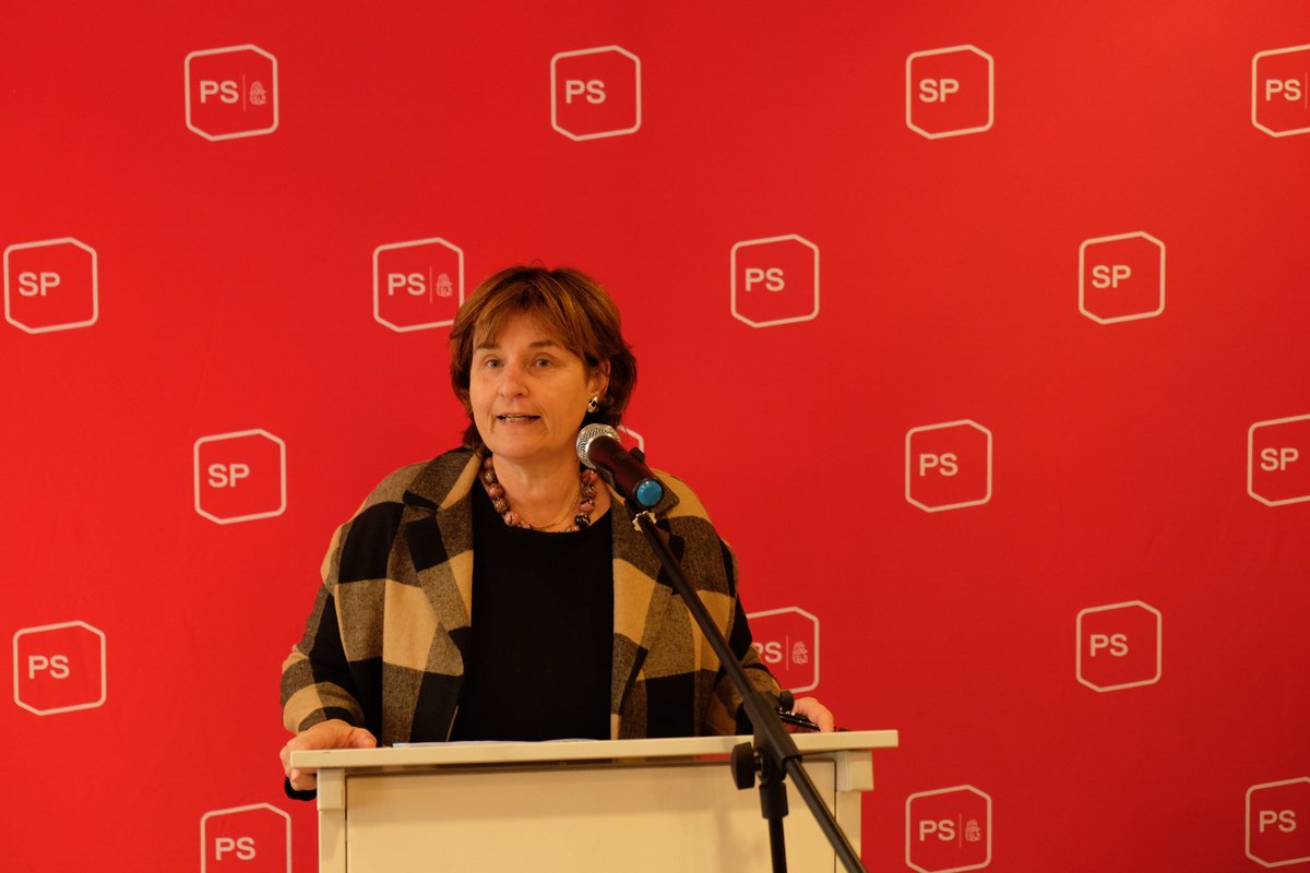 spschweiz's tweet photo. Unsere Tessiner Ständerätin @MarinaCarobbio präsentiert das SP-Positionspapier «Armut hat in einem reichen Land wie der Schweiz nichts verloren!» ✊
Wir wehren uns, dass nach unten getreten wird. Wir ergreifen Partei und fordern soziale Wärme – statt sozialer Kälte! #Parteirat https://t.co/baHPXEIS2q