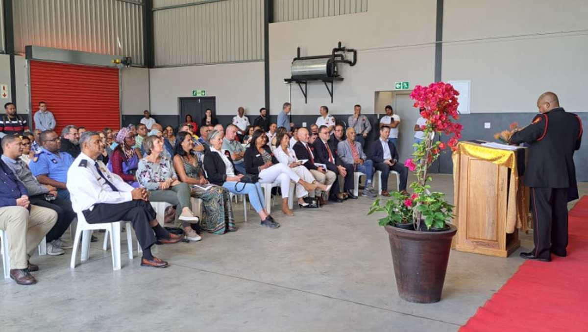 WesternCapeGov's tweet photo. Minister Anton Bredell, together with Executive Mayor of Overberg District Municipality Alderman Andries Franken and the Executive Mayor of Theewaterskloof Municipality Alderman Karel Papier officially opened the the Caledon Fire station today. 👉 https://t.co/ae51L0v0Ue https://t.co/kKfURRLUSC