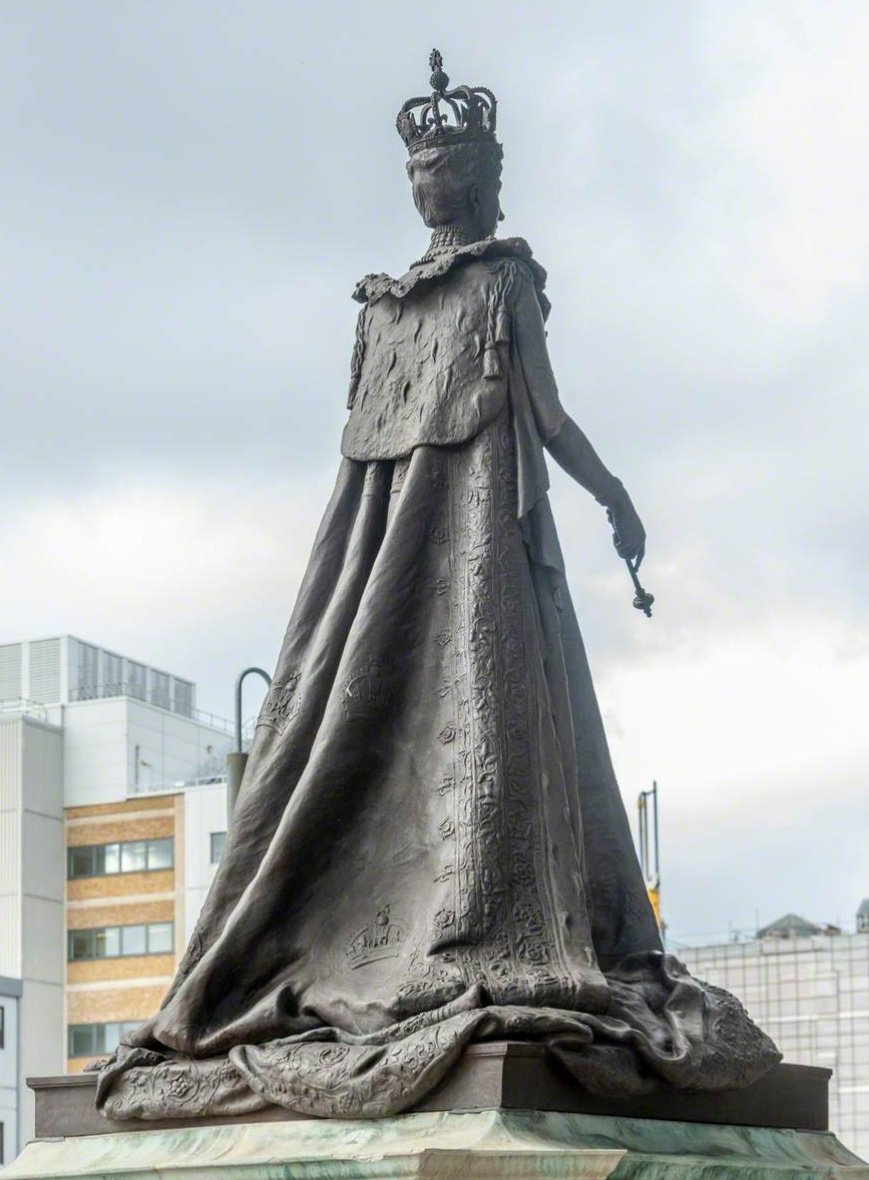 PSSAtweets's tweet photo. π’ READ OUR Vice President @CSaumarezSmith #StatueChoice George Edward Wade (1853-1933) 'Queen Alexandra' 1908 Royal London Hospital #TowerHamlets Commemorating the Queen's Presidency of the Hospital and her work introducing the Tilsen Lamp READ more HERE https://t.co/0RBzD2qqax https://t.co/v0hC1mvglR