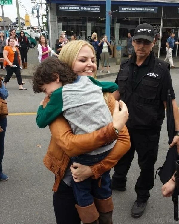 jmo_fan_'s tweet photo. ☺️ For the #WorldKindnessWeek what could be nicer than Jen helping Raphael sign autographs while giving him hugs on the set of Ouat ?
@jenmorrisonlive as Emma Swan & #raphaelalejandro as Roland in Once Upon A Time season 4. https://t.co/pbrB6qbTKT
