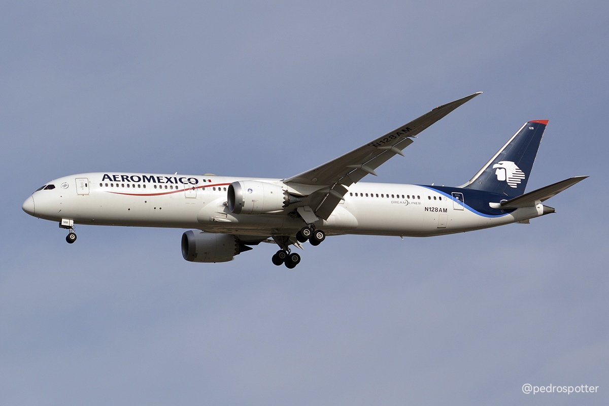 pedrospotter's tweet photo. #BuenasMediodias
Vuelo #AM21 procedente de #mexicocity (MEX)
#Boeing #B789 @aeromexico (N128AM)
#Barajas #aviation #avgeek #avgeeks #aviationgeeks #spotter #aviationphotography
#planespotting #planespotter #spotting #aviationpicture #boeing789dreamliner #boeingfans #Mexico https://t.co/q2QrUNSMzW