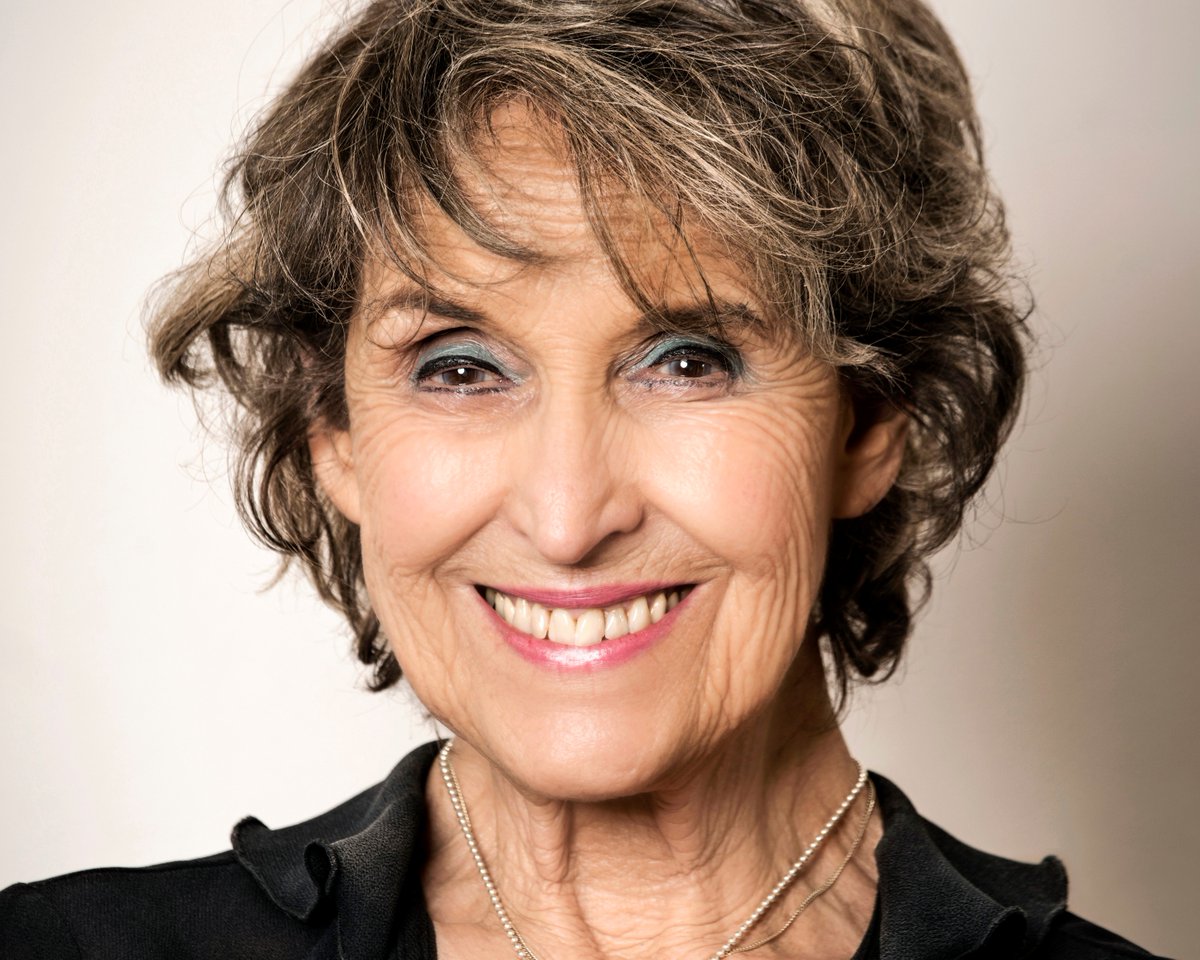 Yvonne Keuls komt op 15 november met een bijzondere voorstelling naar de #Bibliotheek #Dieren. De schrijfster reist rond met de toneelbewerking van Mevrouw mijn moeder. Passend bij het jaarthema van <a href="/nederlandleest/">Heel Nederland Leest</a> : ‘Oud worden, jong blijven’.

veluwezoom.op-shop.nl/5185/voorstell…