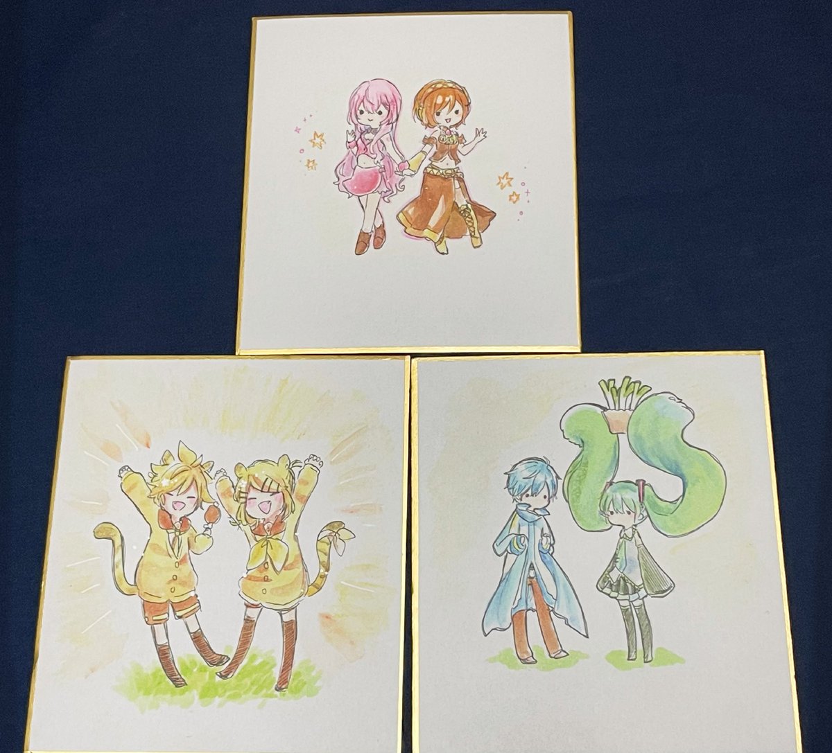 こちら明日のボーマスに持っていく色紙達になります!お一人様につき一枚です、よろしくお願いします☺️✨ 